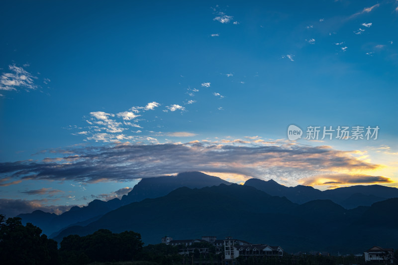 峨眉山夕阳