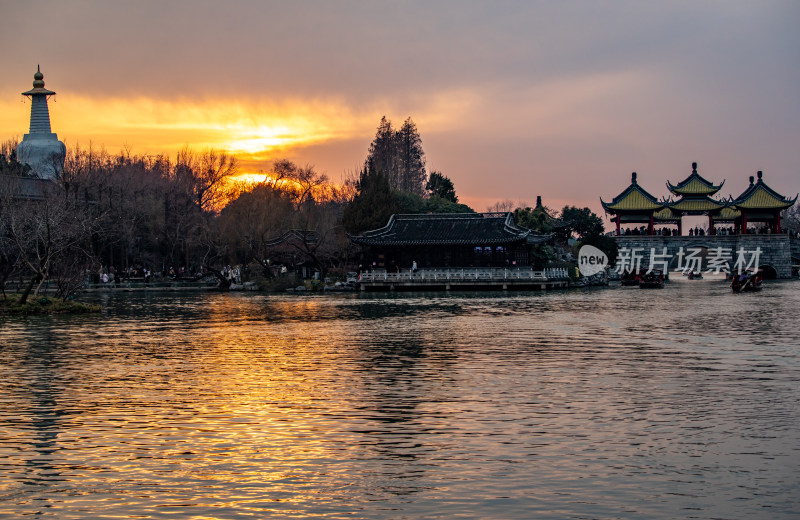 廋西湖五亭桥中式古桥与亭台楼阁黄昏景致