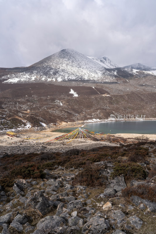 西藏山南洛扎秘境库拉岗日雪山湖泊壮丽景色