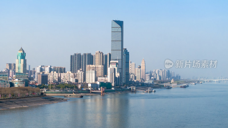 城市江景边林立的高楼建筑群全景