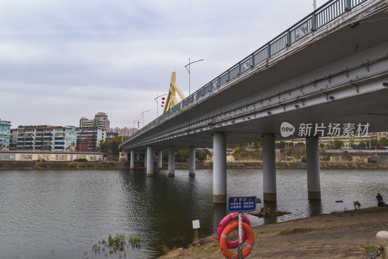 水上桥梁全景图