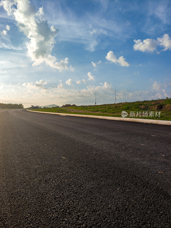 日出时的道路公路