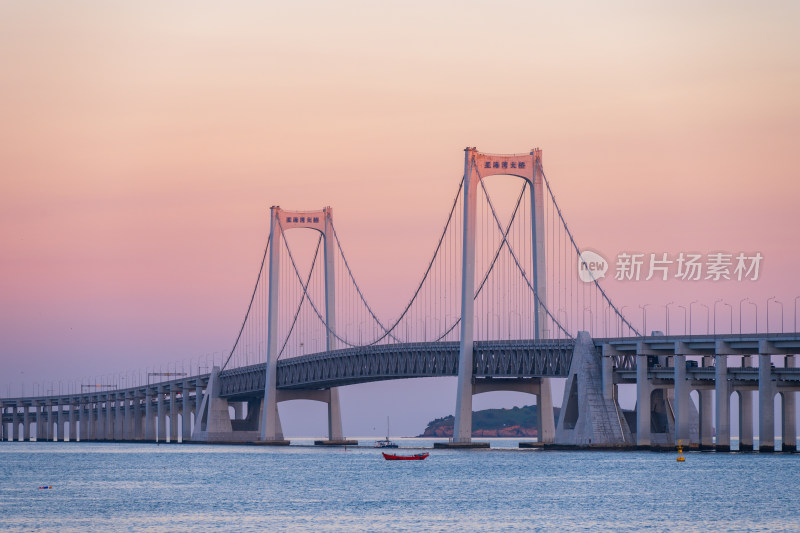 夕阳下的大连星海湾跨海大桥