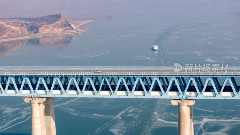 冬天黄河结冰三门峡段公路铁路大桥