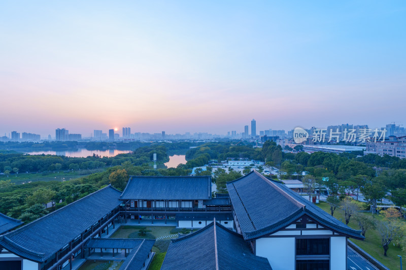 日落海珠湖与广州市文化馆中式传统岭南建筑