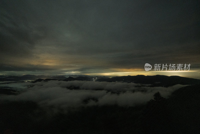 星空下的山脉夜景壮观景象