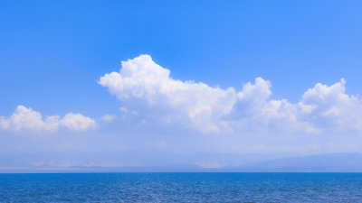 青海省 青海湖边的寺庙和油菜花田