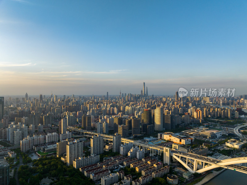 城市现代化建筑与桥梁的鸟瞰全景