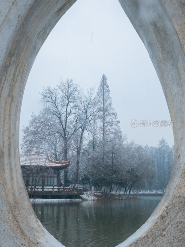 透过积雪雕塑框住的风景