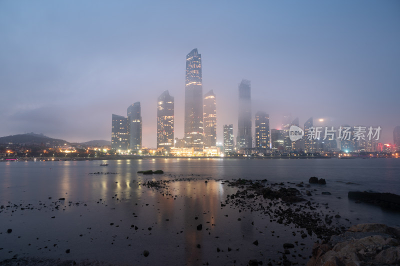 中国山东青岛浮山湾CBD平流雾夜景城市风光