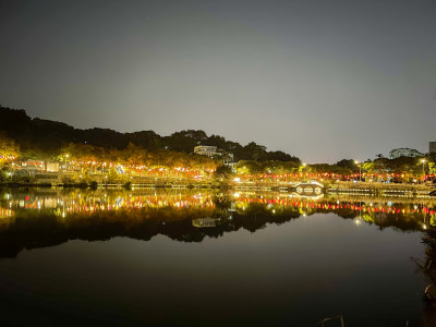 夜晚湖景灯光璀璨如梦幻仙境