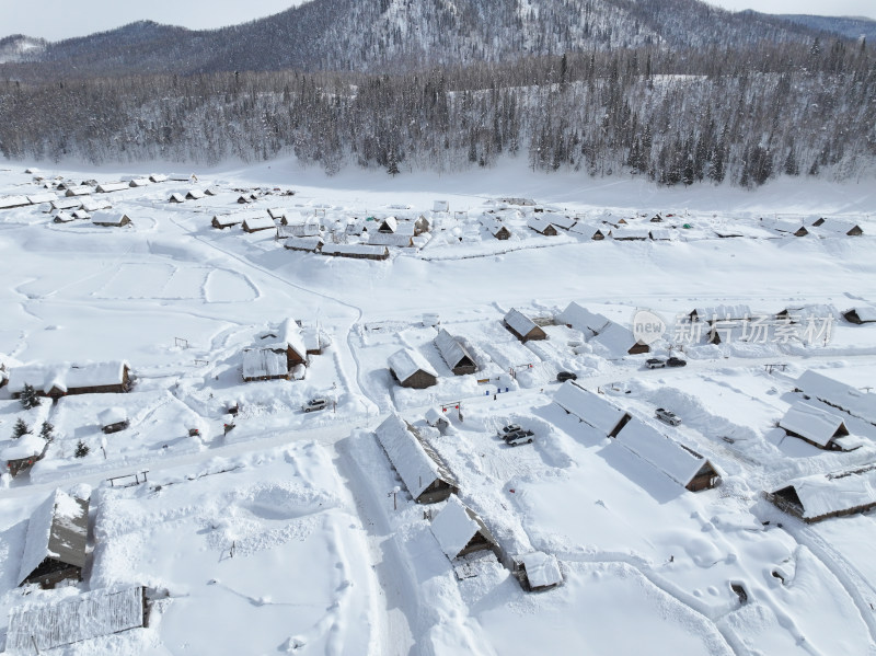 中国新疆阿勒泰禾木冬季雪景白雪覆盖的禾木