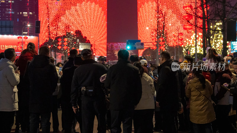 成都除夕夜双子塔和交子大道的新年活动