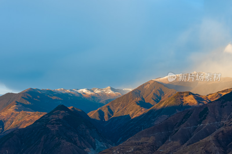 日照下壮观的雪山山脉景色