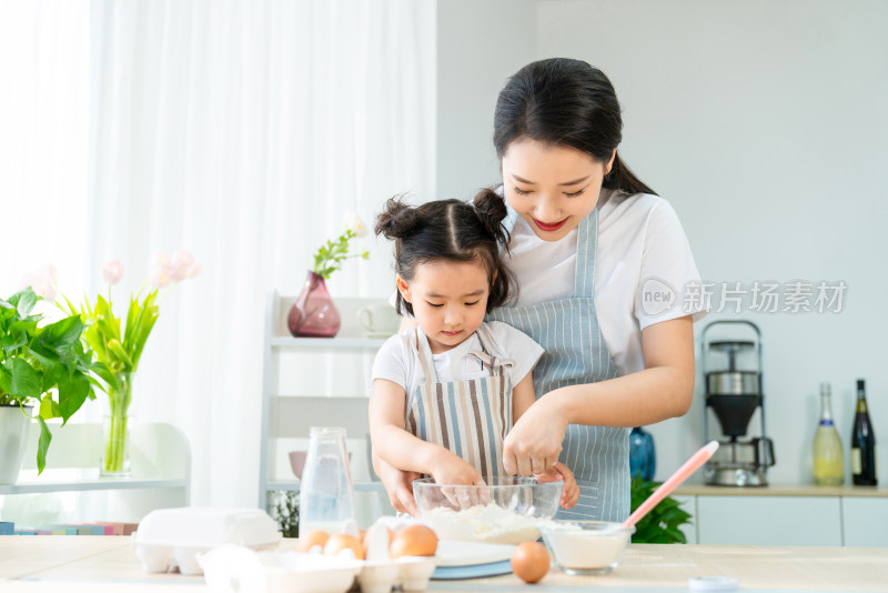 妈妈和女儿一起做烘焙