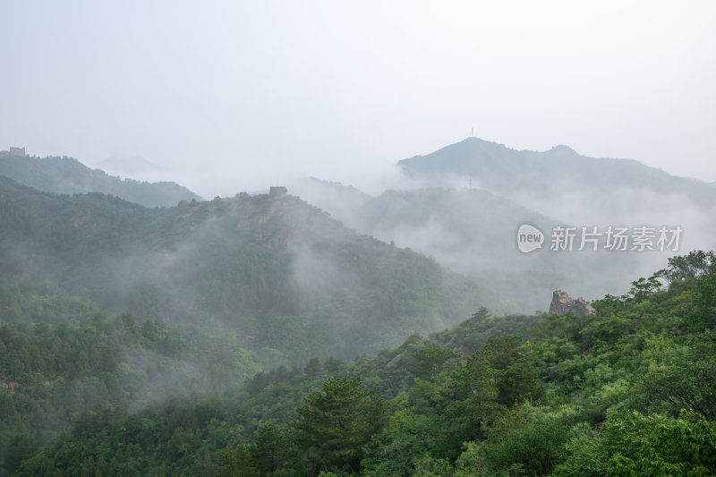 河北金山岭万里长城清晨山脉晨雾