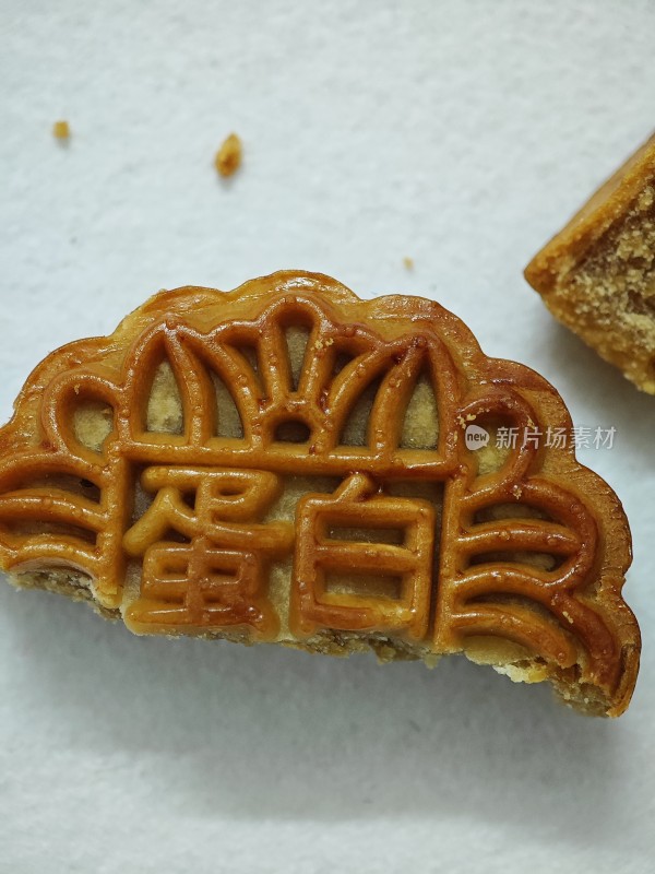 切开的月饼展示内部馅料特写