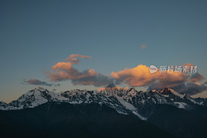 梅里雪山与彩云的壮美景观