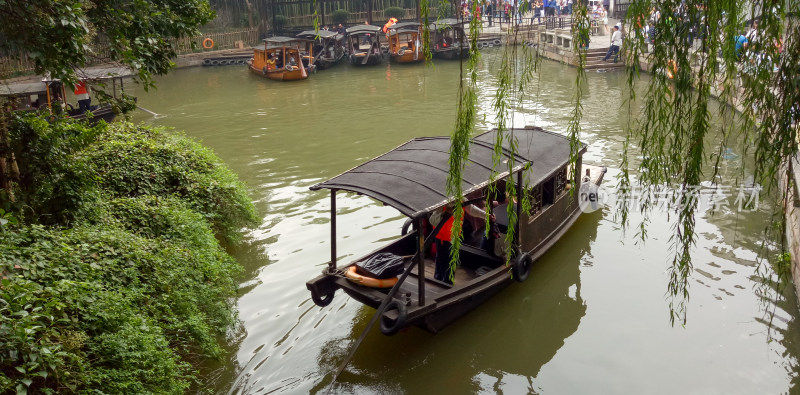 水乡河道游船景象