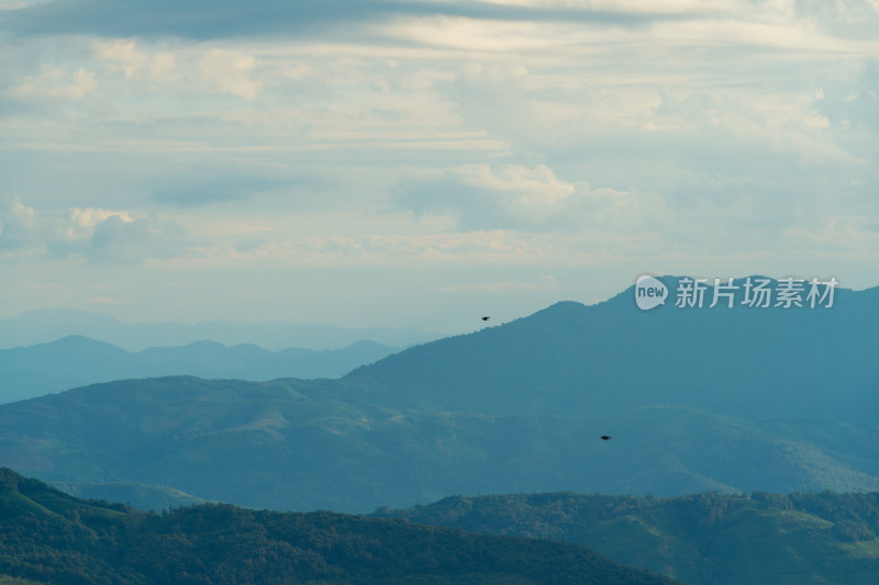 山顶的天空和风景