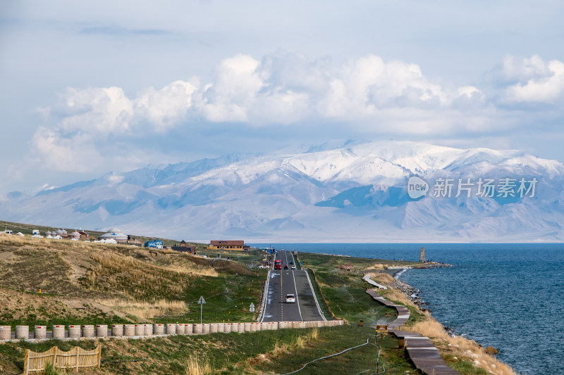 雪山下的新疆赛里木湖和湖边公路