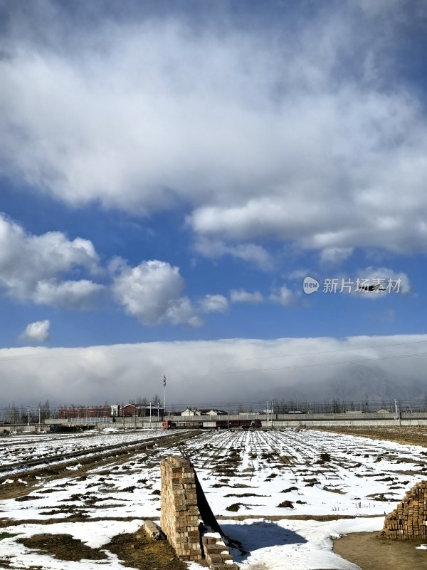 雪后田地景观蓝天白云相映成趣