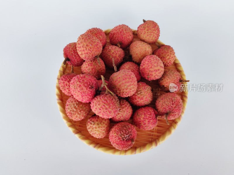 竹篮中摆放的新鲜荔枝
