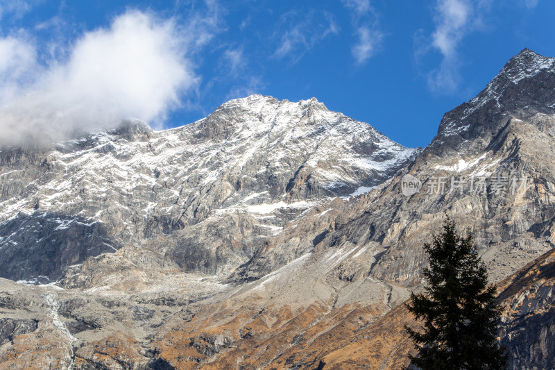 川西四姑娘山双桥沟景区雪山秋色