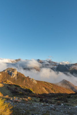 云雾缭绕的山峰天空云海