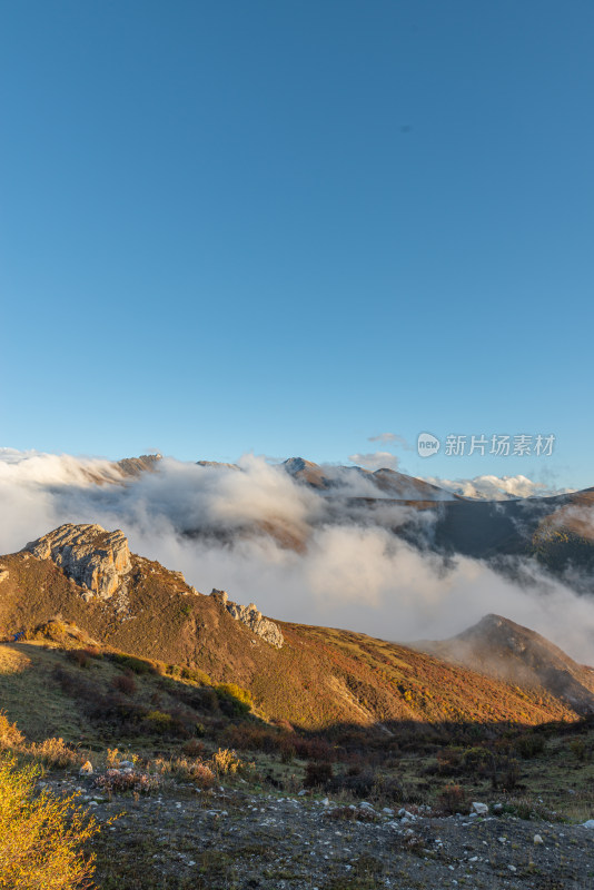 云雾缭绕的山峰天空云海