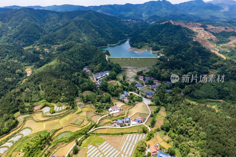 蓝天白云山川乡村农田航拍摄影图