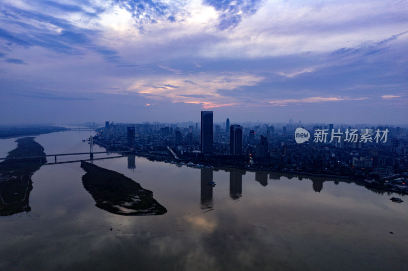 江西南昌城市清晨航拍图