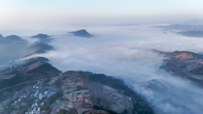 重庆酉阳：雾锁青山村庄靓