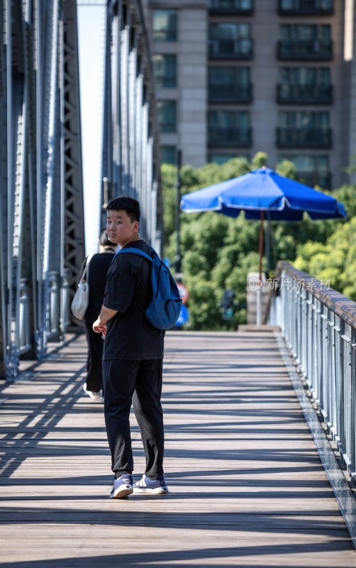 上海外白渡桥桥上背包男孩休闲行走