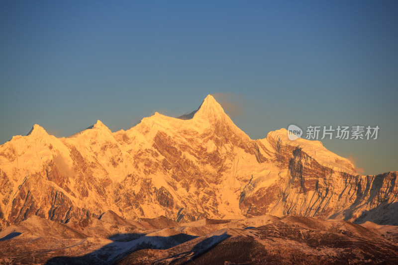 西藏林芝雪景南迦巴瓦峰日照金山雪山夕阳