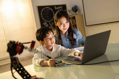 老师教小学生学习机器人编程