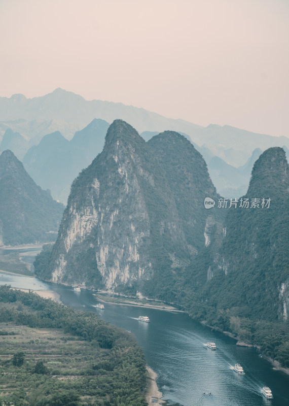 广西桂林山水-漓江上的游船