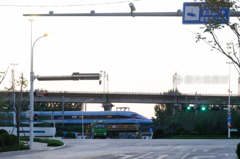 青岛路口视角下的高铁高架桥场景