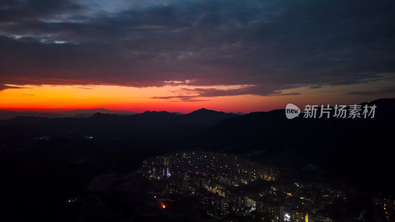 大山夕阳晚霞航拍图