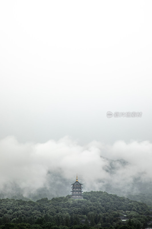 杭州西湖雨后烟雨雷峰塔