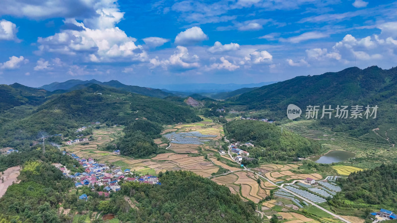 南方山川丘陵梯田农田航拍图