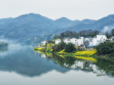 皖南歙县新安江山水画廊春天江边油菜花村庄