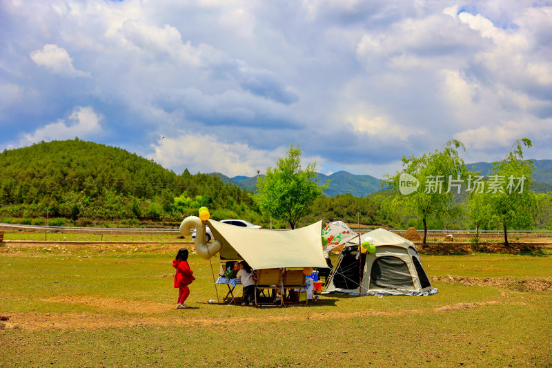 户外草地山林间露营场景