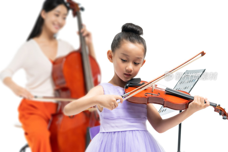 女老师指导女孩演奏乐器