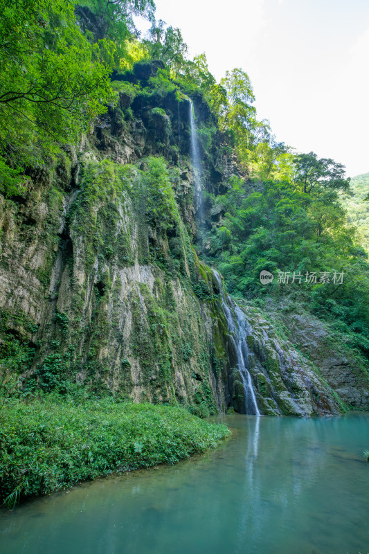 山间瀑布飞流直下