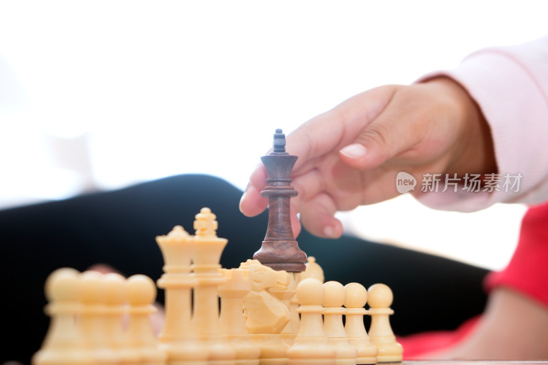 棋盘上一排国际象棋棋子