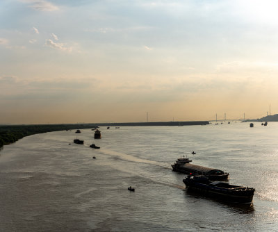 江面上行驶的众多船只