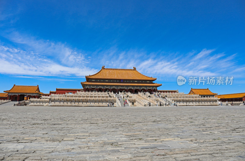 蓝天白云下巍峨的故宫太和殿中式古建筑