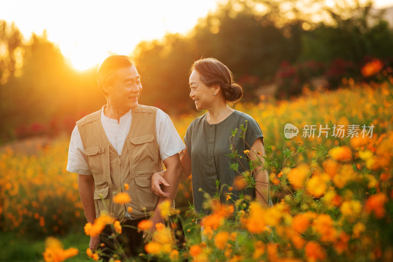 花丛中幸福的老年夫妇