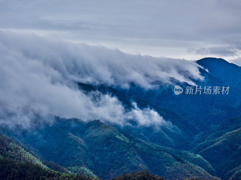 山峰上的云海奇观